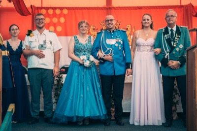 Königspaar mit Hofstaat am Sonntag