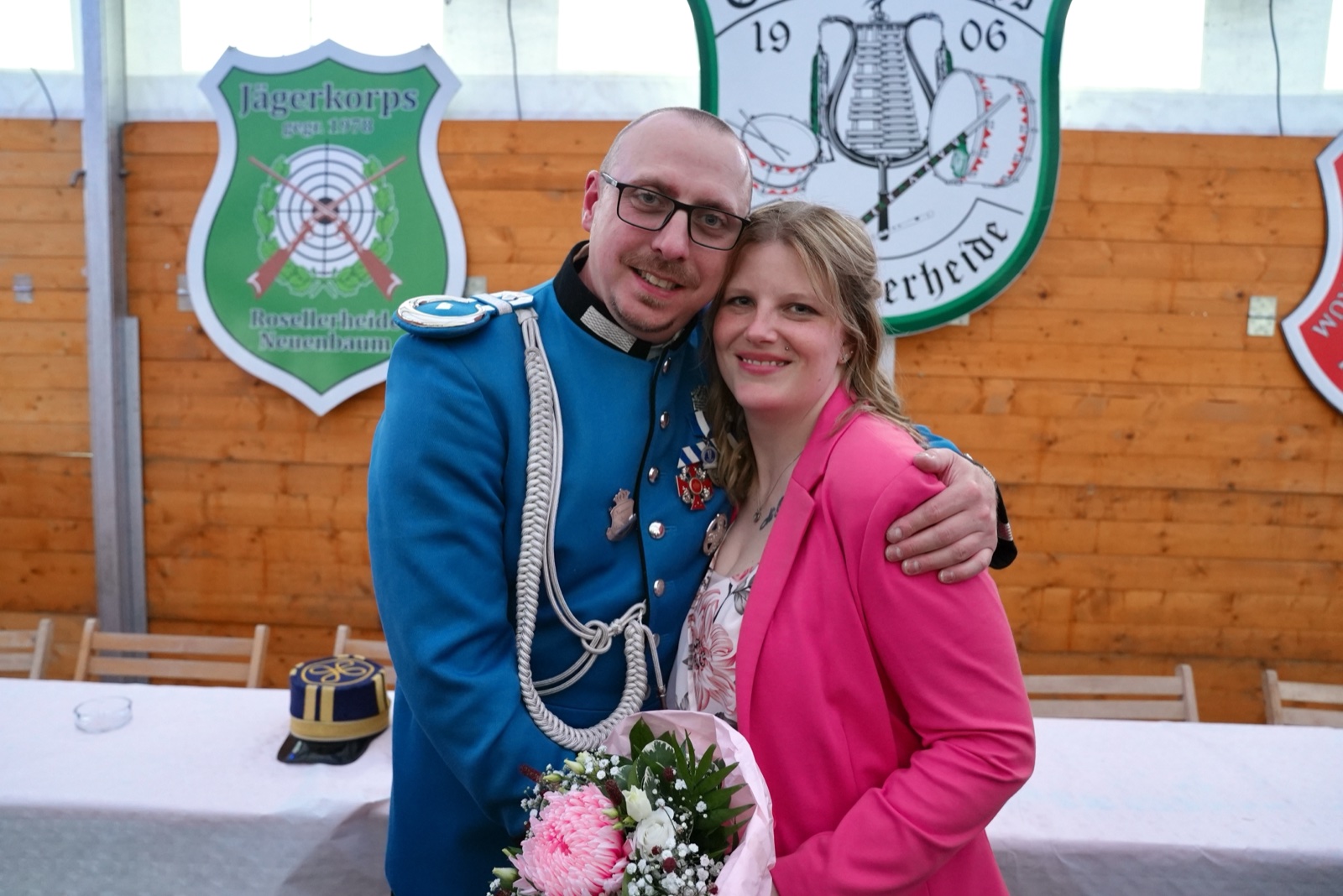 Marc Dahmen, neuer Kronprinz 2026, mit Ehefrau Denise